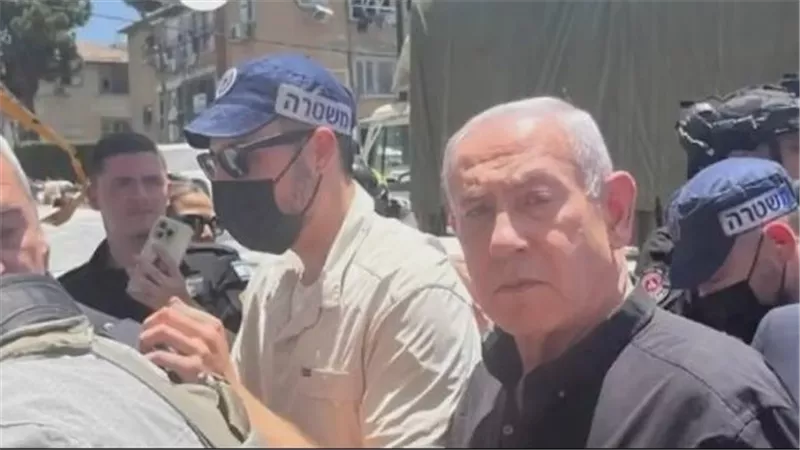 «حسرة الدمار بعينيه».. نتنياهو يتفقد موقع سقوط الصواريخ الإيرانية في بات يام