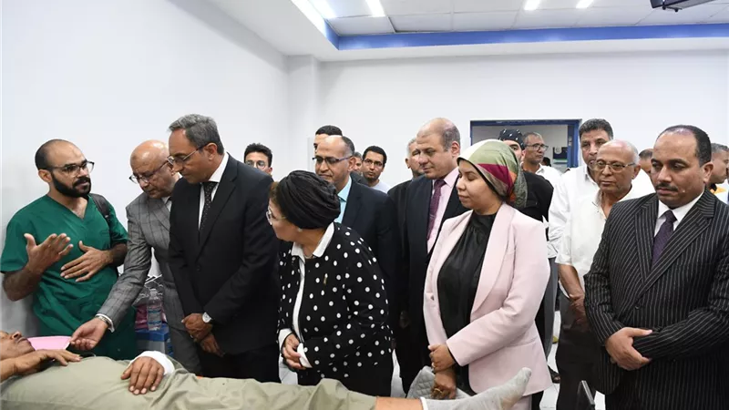 محافظ قنا يزور مصابي حادث تصادم منتدبي امتحانات الثانوية بدشنا 