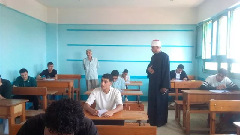 رئيس المنطقة الأزهرية بكفر الشيخ يتفقد بعض اللجان.. ويشدد على الانضباط