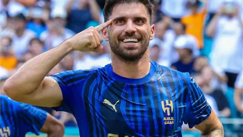 التعادل الإيجابي عنوان الشوط الأول بمباراة ريال مدريد والهلال السعودي 
