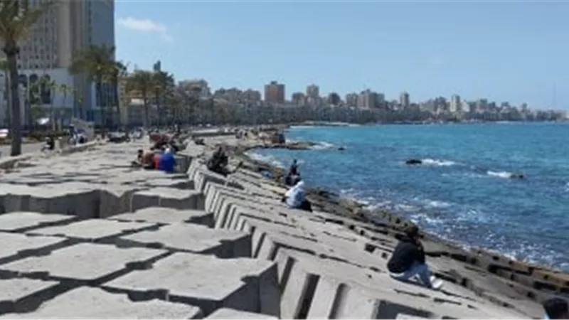 انخفاض درجات الحرارة غدًا ونشاط رياح يضرب هذه المناطق 