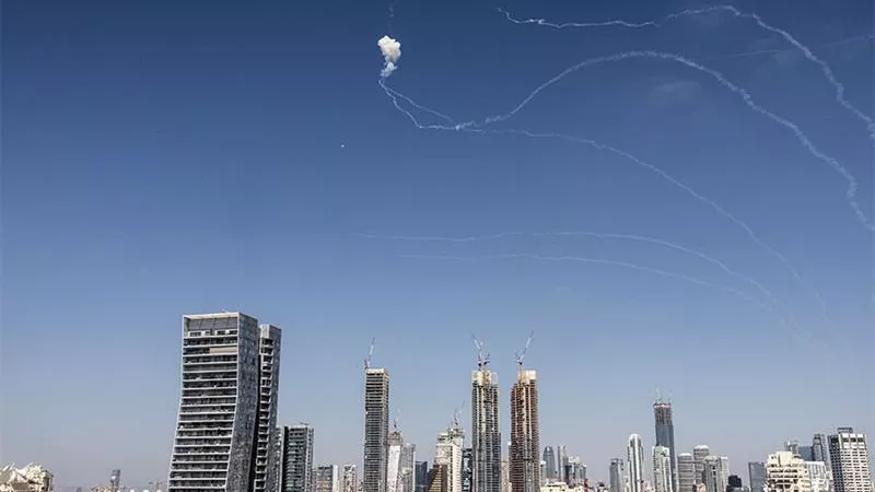 إيران تطلق 25 صاروخًا بالستيًا على إسرائيل.. وأنباء عن وقوع إصابات
