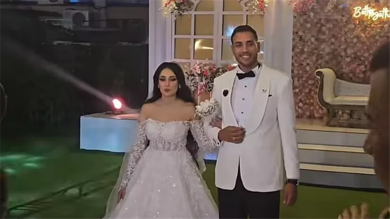 قبل بداية الموسم الجديد .. لاعبو الأهلي يحتفلون بنجم فريق الطائرة رجال