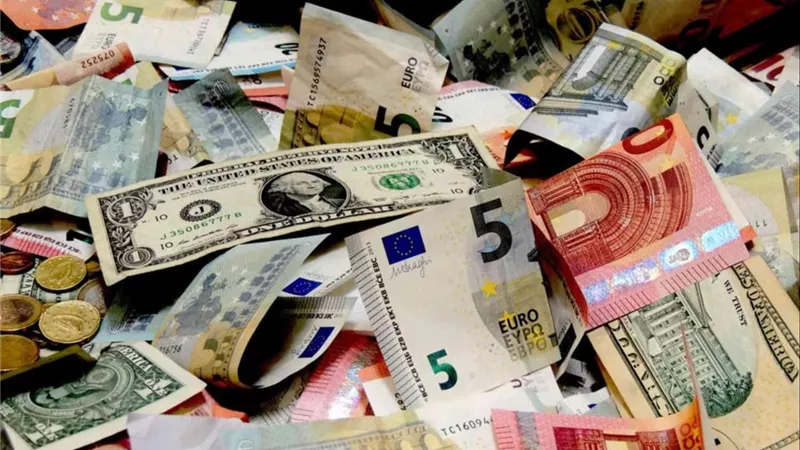 الدولار يواصل الارتفاع.. سعر العملات الأجنبية أمام الجنيه اليوم الأحد 22-6-2025