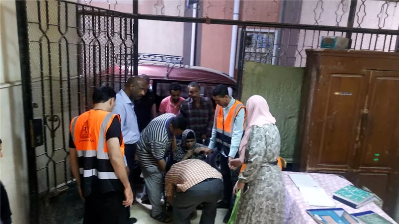 محافظ المنوفية يلتقي فتاتين من ذوي الهمم ويوجّه بصرف مساعدات مالية لهما