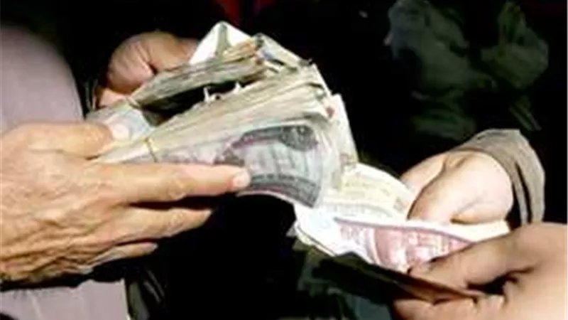 سقوط مستريح جديد بسوهاج.. استولى على 3 ملايين جنيه بزعم توظيفها في الملابس