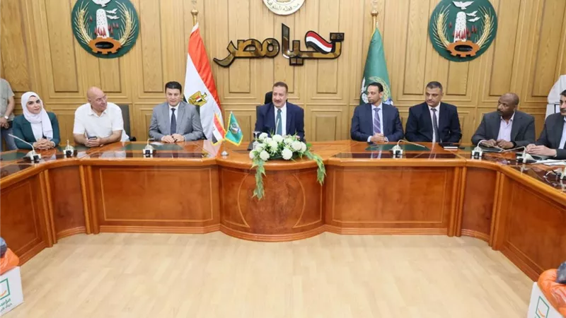 محافظ المنوفية يسلم مساعدات مالية ومواد غذائية ولحوم لـ 70 حالة إنسانية