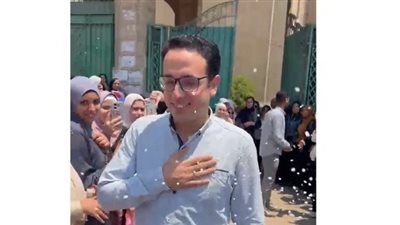 طلاب إعلام الزقازيق ينظمون ممرًا شرفيَا لأستاذهم.. صور