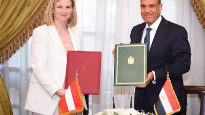وزير الخارجية يبحث مع نظيرته النمساوية سبل تعزيز التعاون الثنائي