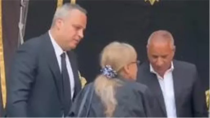 أحمد موسى يستقبل المعزين في عزاء والد تامر عبد المنعم