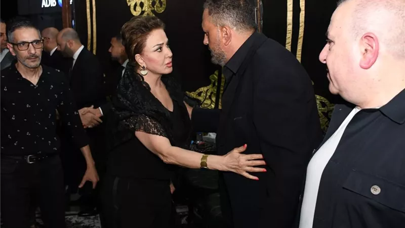 نجوم الفن والإعلام يشاركون تامر عبد المنعم عزاء والده بمسجد عمر مكرم (صور)