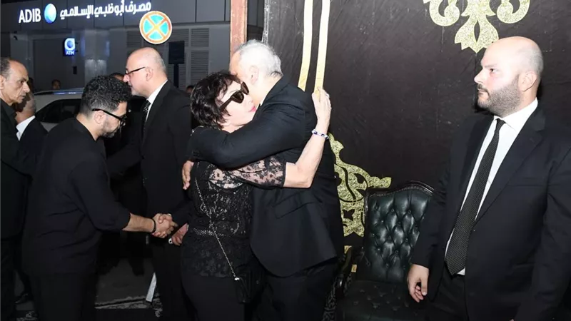 بعد جدل «الصورة المفبركة» مع عادل إمام.. لبلبة تظهر بعزاء والد تامر عبد المنعم 