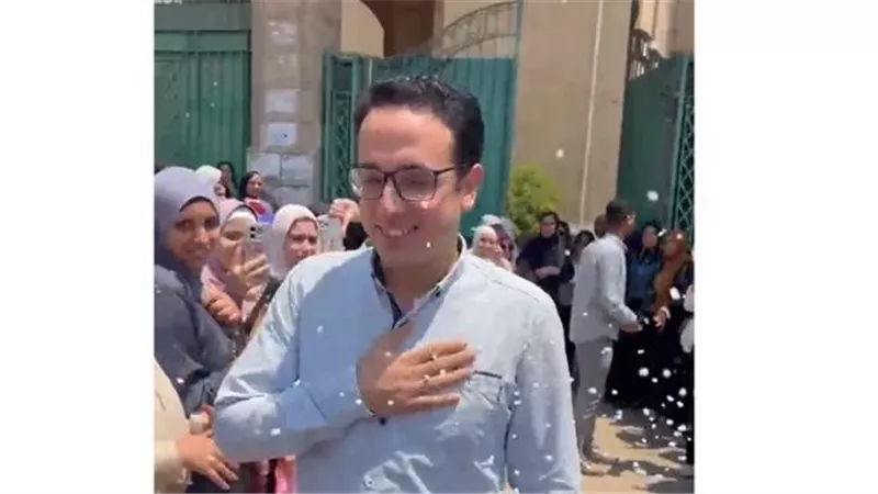 طلاب إعلام الزقازيق ينظمون ممرًا شرفيَا لأستاذهم.. صور