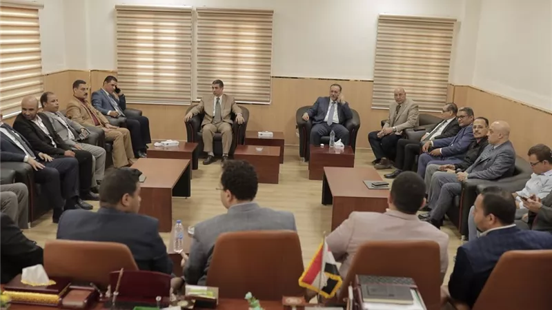 محافظ أسيوط يبحث مع الجامعة التكنولوجية وأصحاب المصانع توفير فرص عمل للشباب