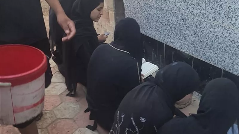 بالدموع والقرآن.. أهالي كفر السنابسة بالمنوفية يزورون مقابر شهداء حادث الطريق الإقليمي (صور)
