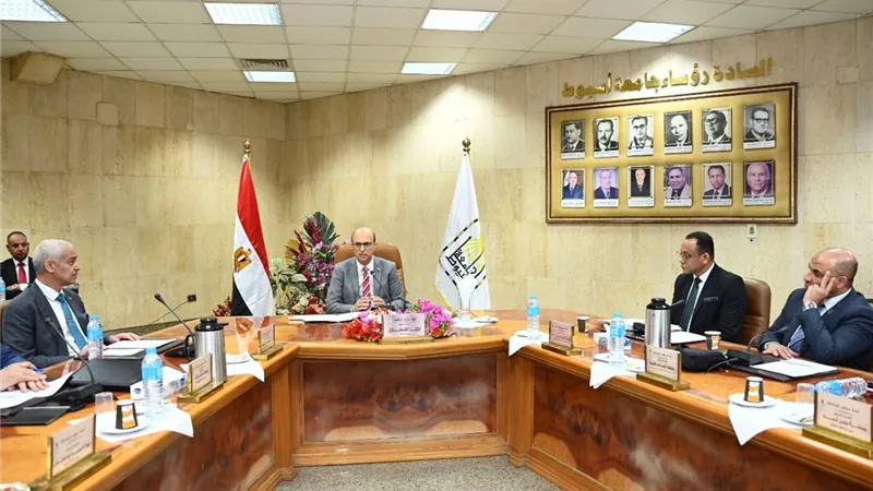 رئيس جامعة أسيوط يؤكد جاهزية مكتب التنسيق وتوفير الدعم الفني للطلاب