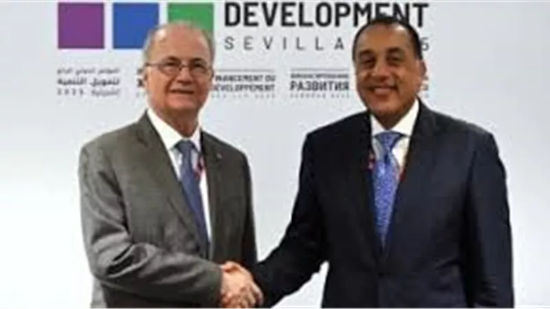 مدبولي يلتقي نظيره الفلسطيني ويؤكد دعم مصر الثابت للقضية الفلسطينية