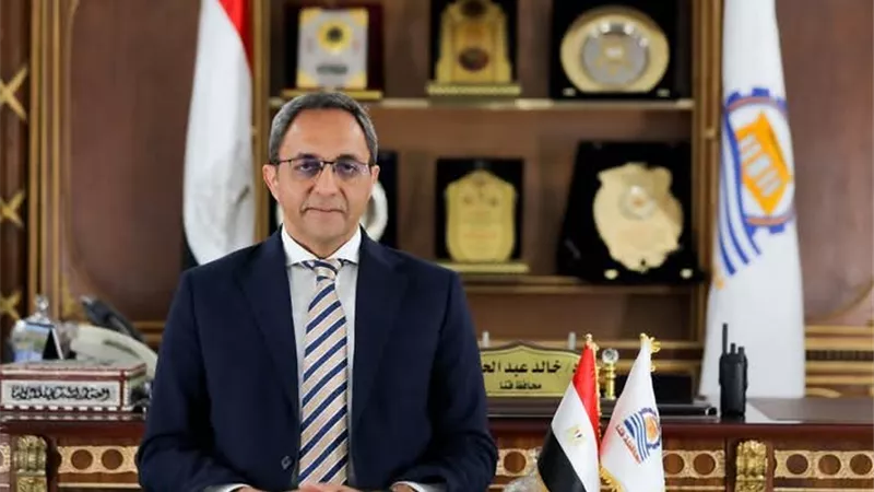 محافظ قنا يبحث 102 طلب للمواطنين.. ويؤكد: حل مشكلات أهالي المحافظة أولوية قصوى