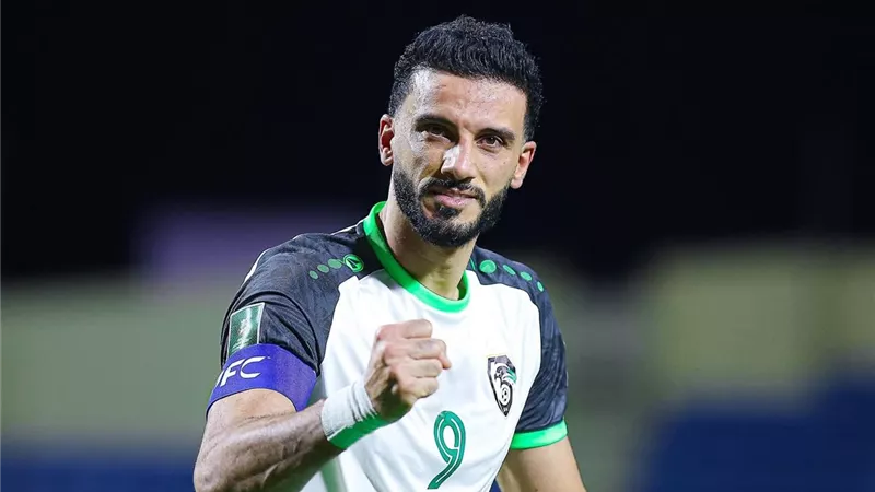 هل اقترب عمر السومة من الانتقال إلى الفتح السعودي؟.. مصدر يجيب