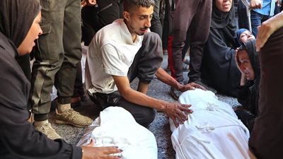 وسط تلويح ترامب بوقف الحرب.. استشهاد 25 فلسطينيًا بغارات إسرائيلية على غزة 