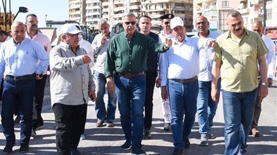 محافظ الإسكندرية يتفقد توسعة كورنيش المدينة ويوجه بإزالة العقارات المتهالكة