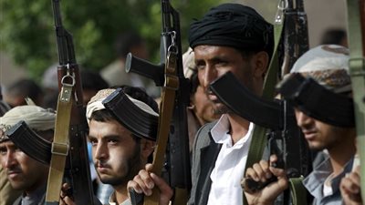 الحوثيون يتبنون استهداف سفينة يونانية في خليج عدن والأنباء تشير إلى غرقها