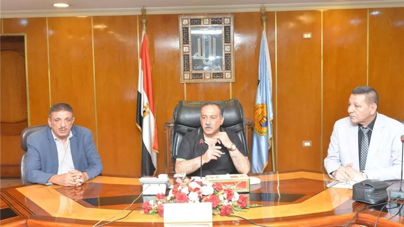 محافظ أسيوط يعقد اجتماعا لبحث الاستعدادات لتنفيذ مبادرة «سكن كريم» بقرى حياة كريمة 