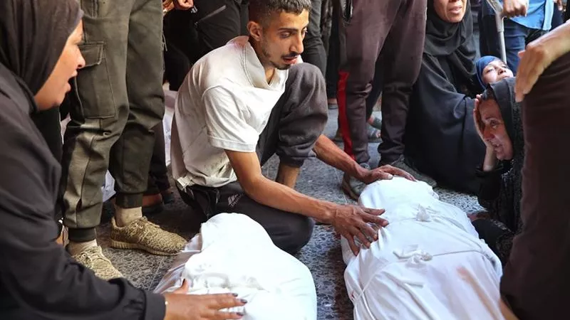 وسط تلويح ترامب بوقف الحرب.. استشهاد 25 فلسطينيًا بغارات إسرائيلية على غزة 