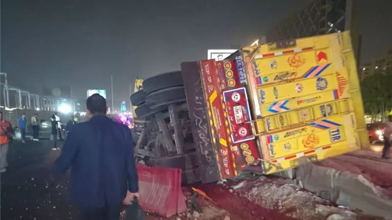  دهس 7 سيارات.. ضبط سائق التريلا المتسبب في حادث دائري البساتين