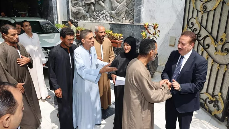 لبحث مطالبهم.. محافظ المنوفية يلتقي أسر شهداء كفر السنابسة 