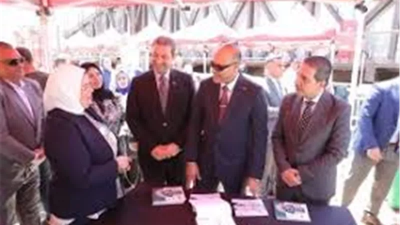 وزير قطاع الأعمال ومحافظ دمياط يناقشان تعزيز التعاون الصناعي والسياحي