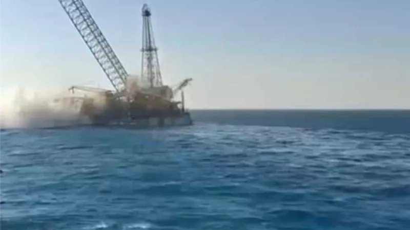وفاة شخصين وإنقاذ 6 آخرين في غرق حفار بترول أثناء قطره بالبحر الأحمر