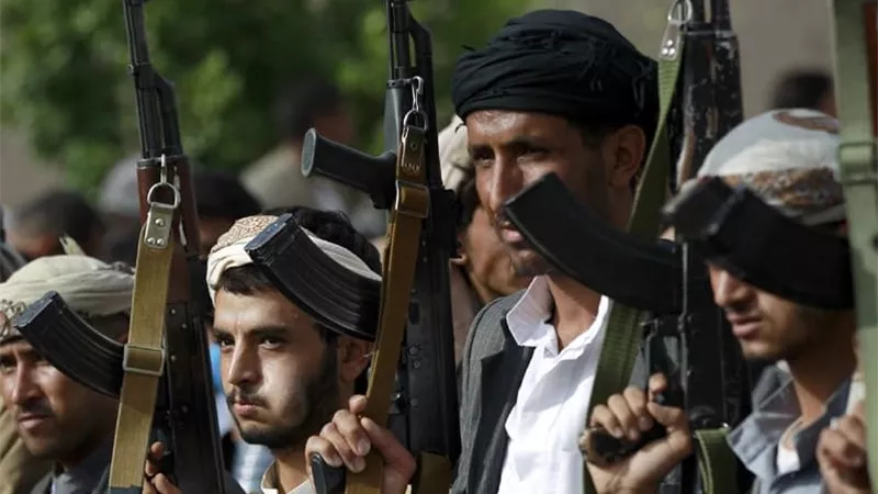 الحوثيون يتبنون استهداف سفينة يونانية في خليج عدن والأنباء تشير إلى غرقها