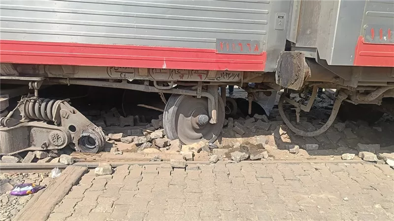 قطار قويسنا يتسبب في حالة من الذعر بين الأهالي.. وبيان عاجل من السكة الحديد