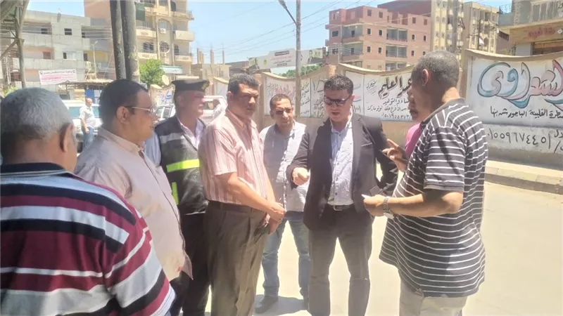 سكرتير عام المنوفية يتابع  مواقف الباجور وأشمون للالتزام بالمحاور البديلة