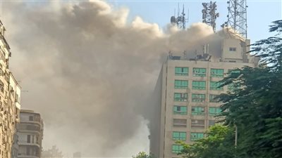الدفع بـ10 سيارات إطفاء للسيطرة على حريق هائل أعلى مبنى سنترال رمسيس