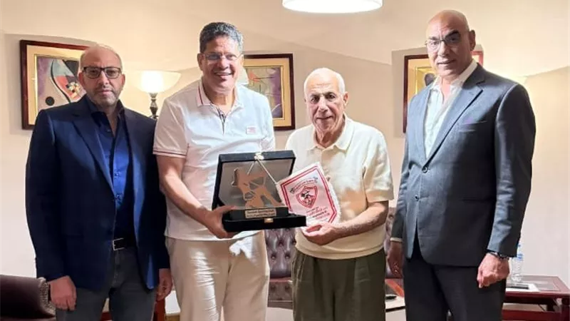 حسين لبيب يكرم أيمن الرمادي تقديرا لجهوده مع القلعة البيضاء الفترة الماضية