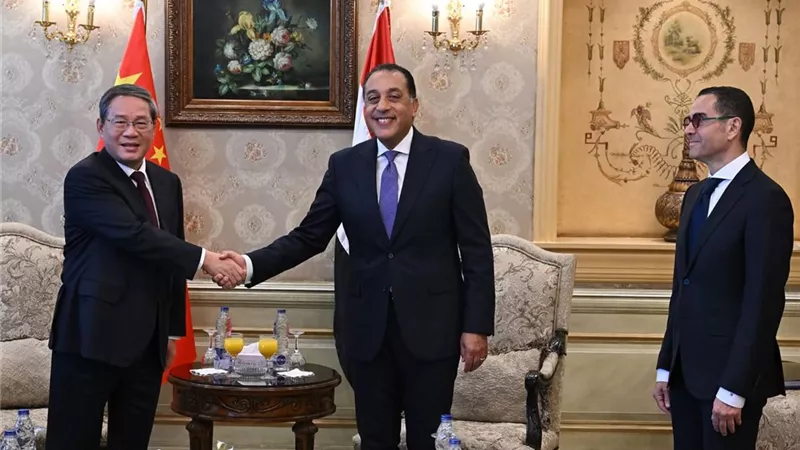 رئيس الوزارء يلتقي نظيره الصيني لبحث سبل تعزيز العلاقات الثنائية بين البلدين 