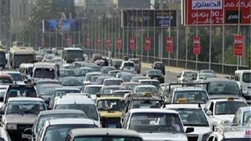 النشرة المرورية.. تباطؤ في حركة سير السيارات بشوارع القاهرة والجيزة
