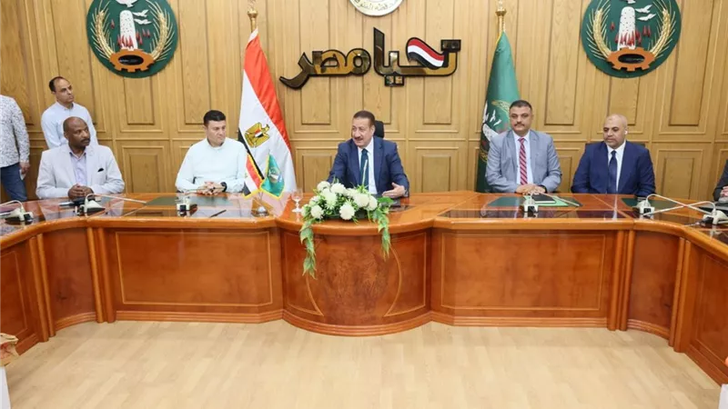 محافظ المنوفية يوزع مساعدات مالية وعينية لأكثر من 50 حالة إنسانية