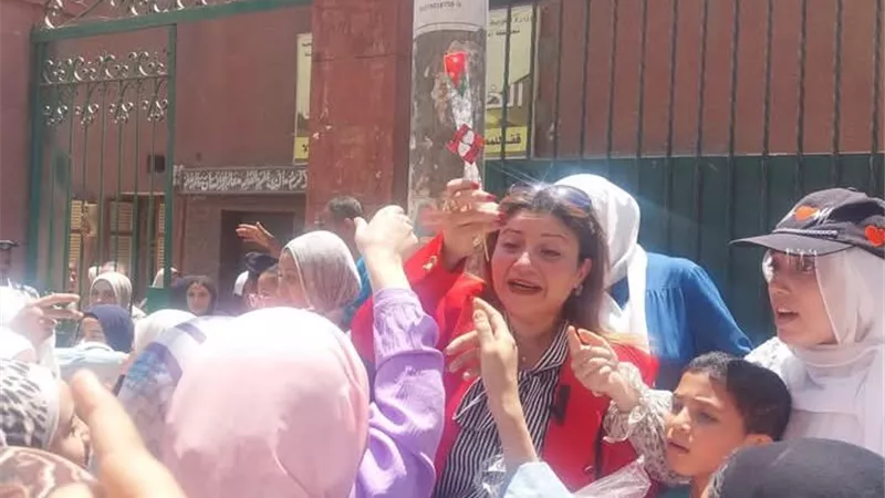 بالحلويات والورود.. حماة الوطن بأسيوط يشارك طلاب الثانوية العامة فرحة انتهاء الامتحانات
