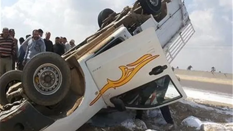 إصابة 13شخصًا في  انقلاب سيارة ربع نقل في الطريق الصحرواي بالبحيرة