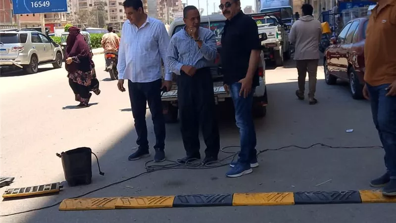 استجابة لشكاوى الأهالي.. تركيب مطبات صناعية بشوارع سيدي سالم في كفر الشيخ