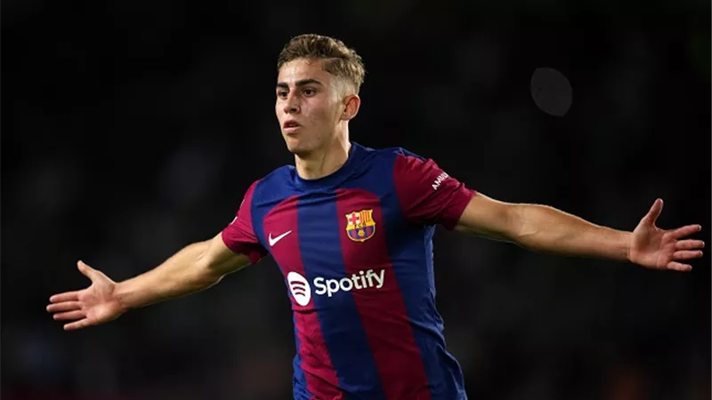 هانز فليك يتمسك ببقاء فيرمين لوبيز في برشلونة ويرفض رحيله هذا الصيف