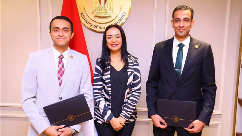 وزيرة التضامن الاجتماعي تكرم الإدارة العامة للاتصال السياسي والشئون البرلمانية
