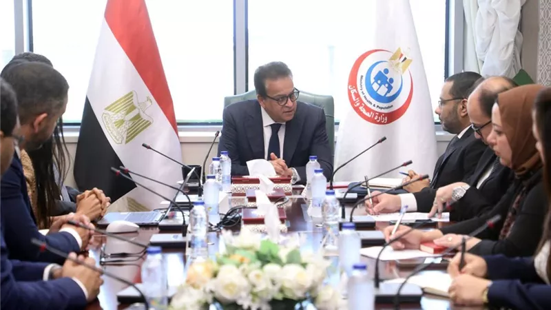 وزير الصحة يبحث مع شركة «ساندوز» تعزيز التعاون في توطين صناعة الأدوية