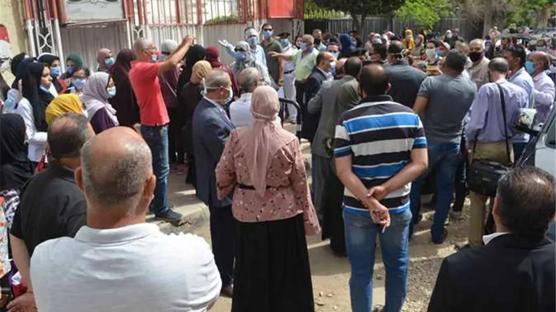 معاناة أولياء الأمور في رحلة استخراج البطاقات الصحية للتقديم بالمدارس بالمنوفية.. تفاصيل