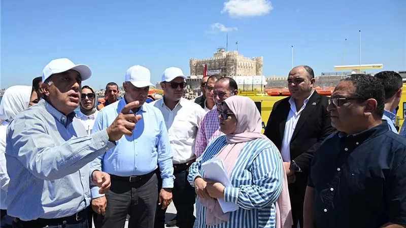 خلال جولته في الإسكندرية.. رئيس الوزراء يتفقد مشروعات حماية الشواطئ والحواجز البحرية
