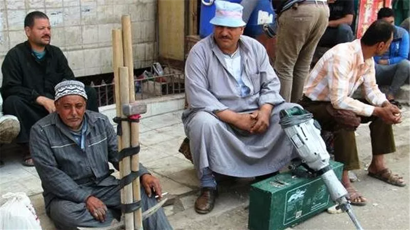 بين مطرقة الحاجة والغلاء.. عمال اليومية بالمنوفية: «بنشتغل يوم ونقعد عشرة»