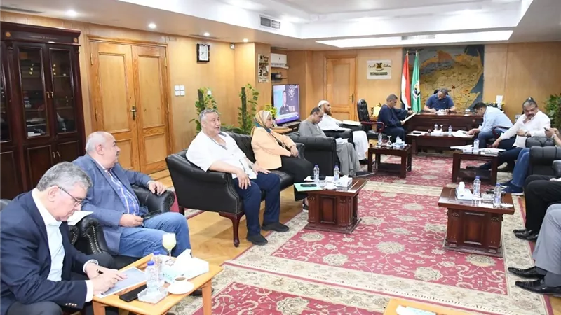 محافظ الفيوم يلتقي أعضاء مجلسي النواب والشيوخ لبحث شكاوى ومطالب المواطنين